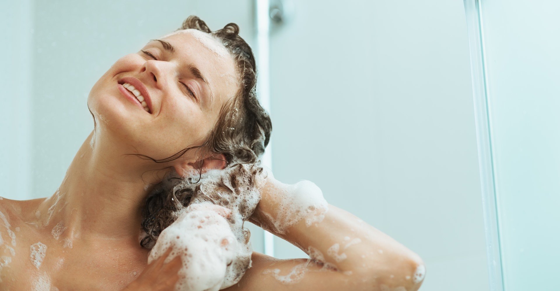 1401 Mulher Tomando Banho E Passando Shampoo